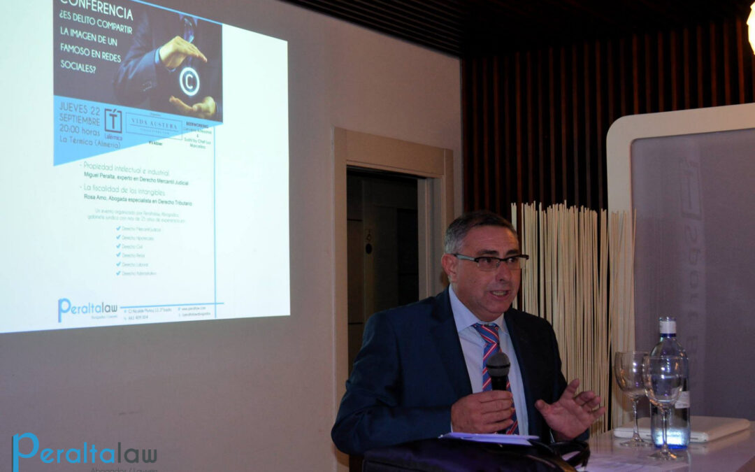 Miguel Peralta ofrece una conferencia sobre Propiedad Intelectual ante medio centenar de personas