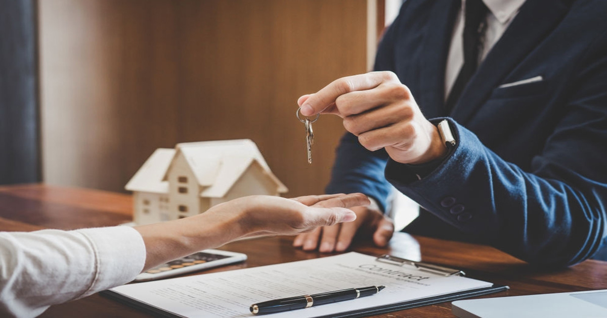 obtén tu hogar con asesor de bienes raíces