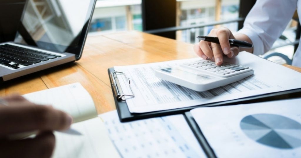 Abogado especialista en pago de tributos e impuestos