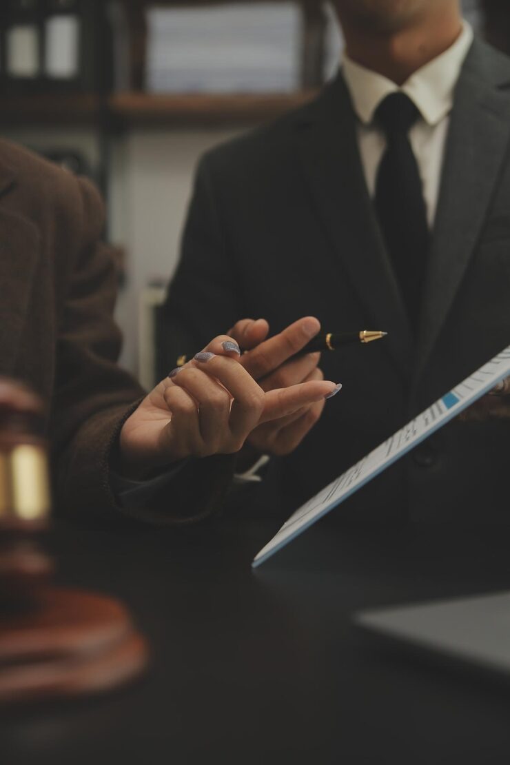 imgi_36_customer-service-good-cooperation-consultation-businessman-male-lawyer-judge-consult-having-team-meeting-with-client-law-legal-services-concept_265022-39909
